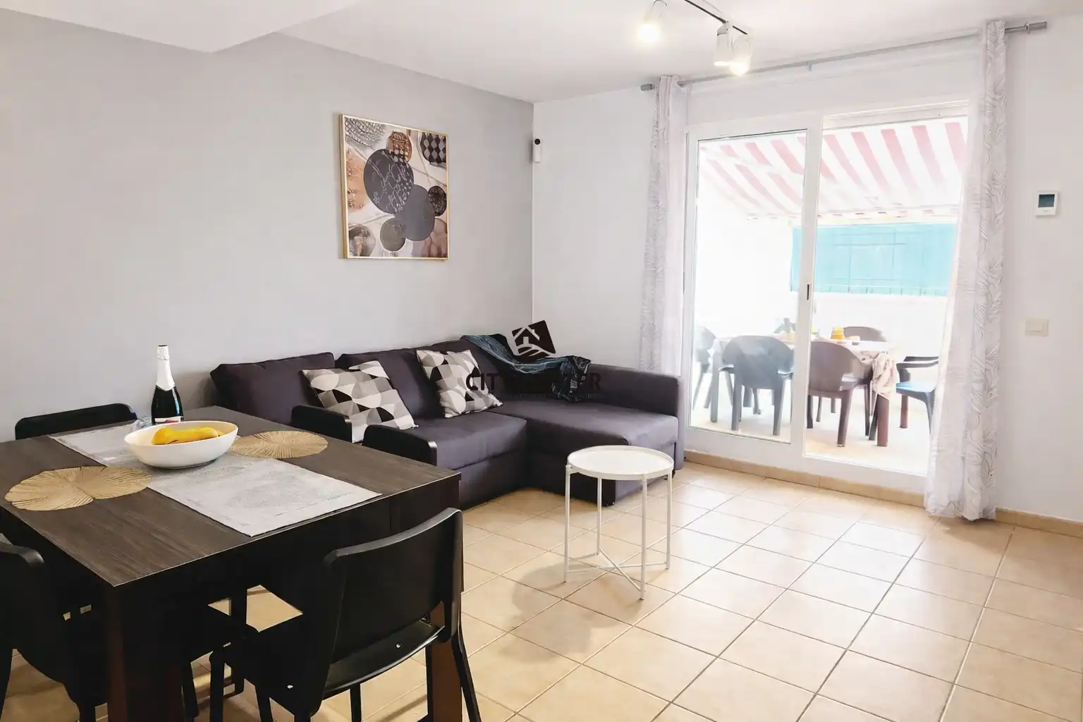 Sala d'estar de Casa adosada en venda en Adeje amb Aire condicionat, Terrassa i Traster