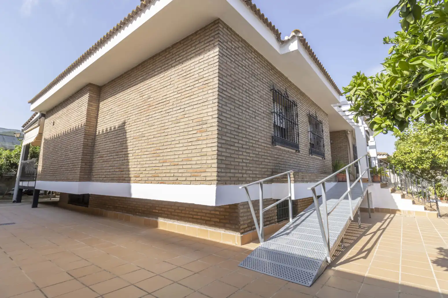 Vista exterior de Casa o xalet en venda en Gines amb Aire condicionat, Terrassa i Traster