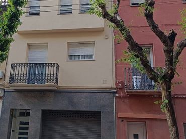 Adossat amb balcó en venda a Carrer de Josep Anselm Clavé
