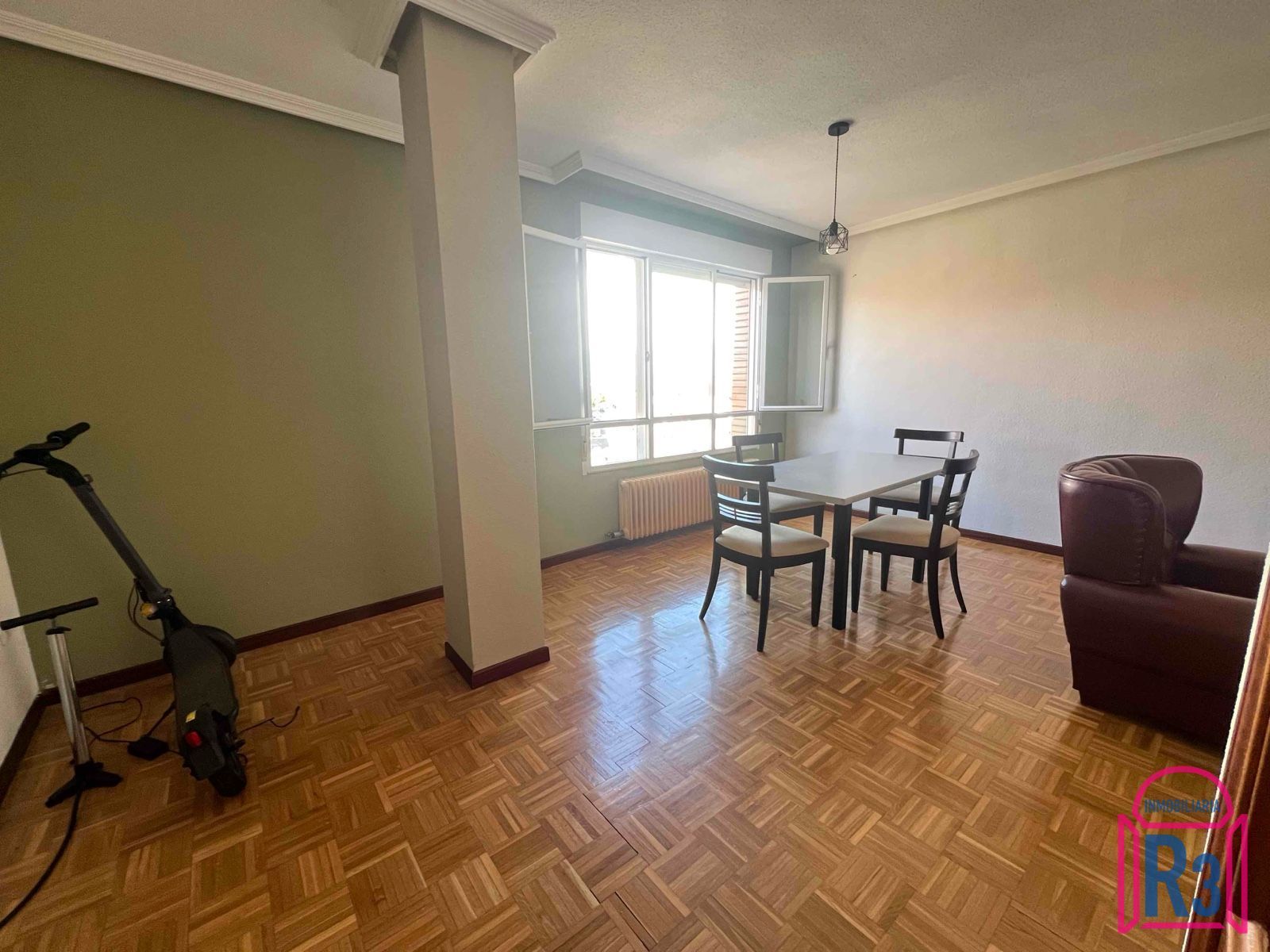 Menjador de Dúplex en venda en Villaquilambre amb Calefacció i Traster