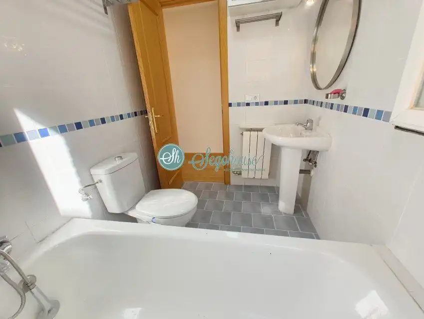 Baño de Piso en venta en Bernuy de Porreros con Calefacción, Terraza y Trastero