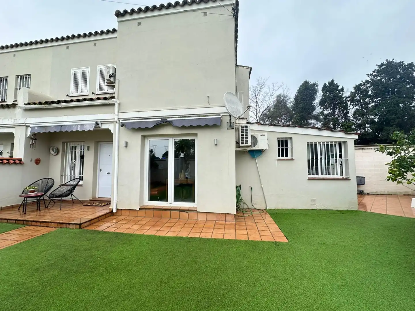Außenansicht von Einfamilien-Reihenhaus zum Verkauf in Los Barrios mit Klimaanlage, Heizung und Privatgarten