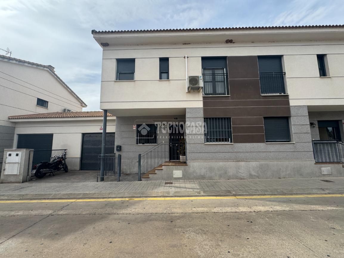 Vista exterior de Casa adosada en venta en Yunquera de Henares con Aire acondicionado