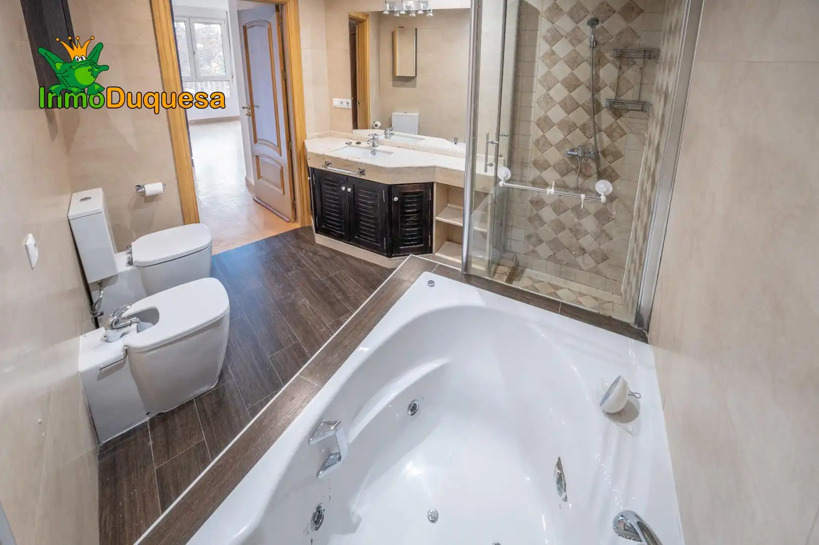 Bathroom of Flat for sale in Granada  with Air Conditioner and Heating