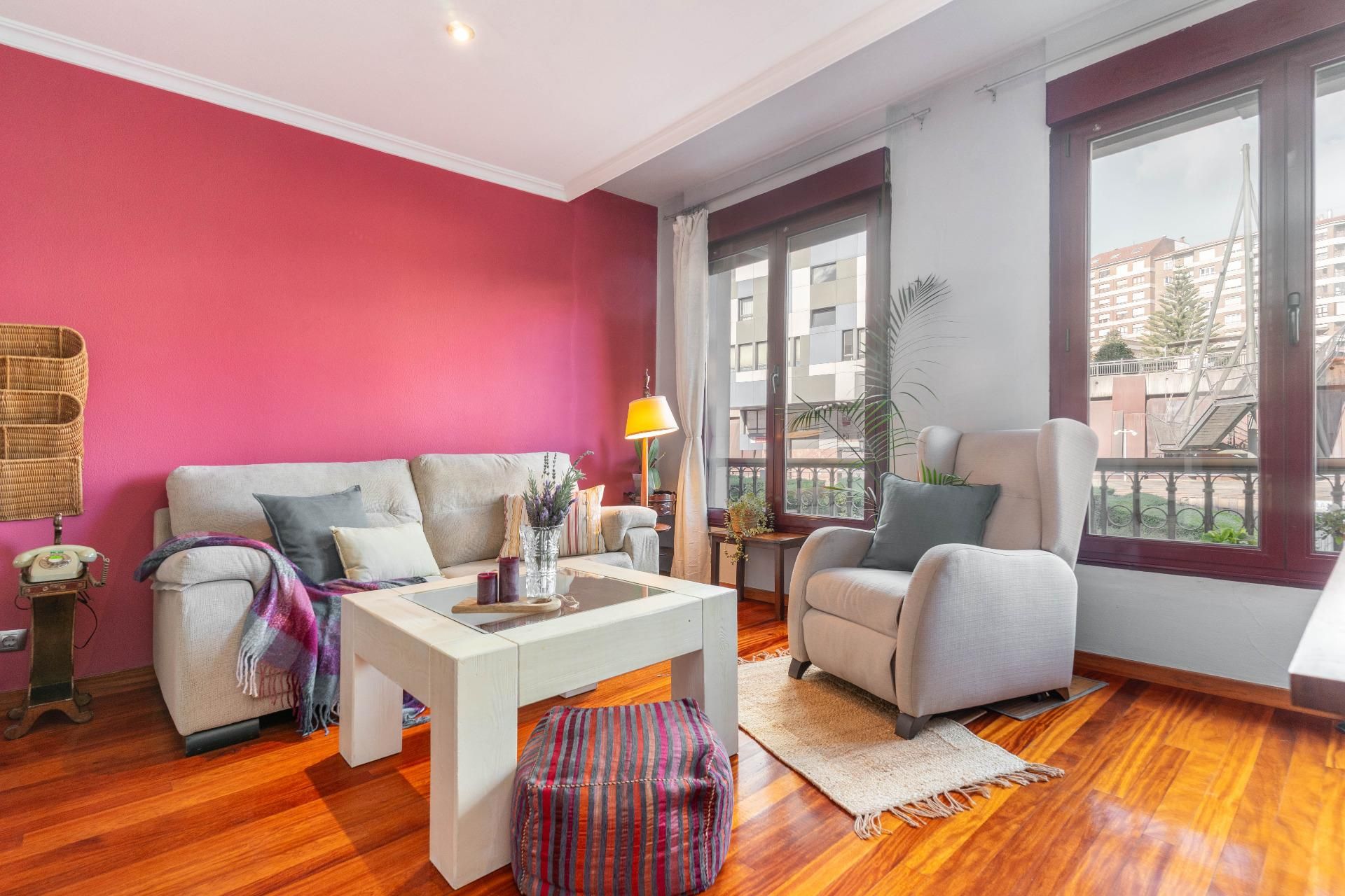 Sala d'estar de Pis en venda en Oviedo  amb Parquet