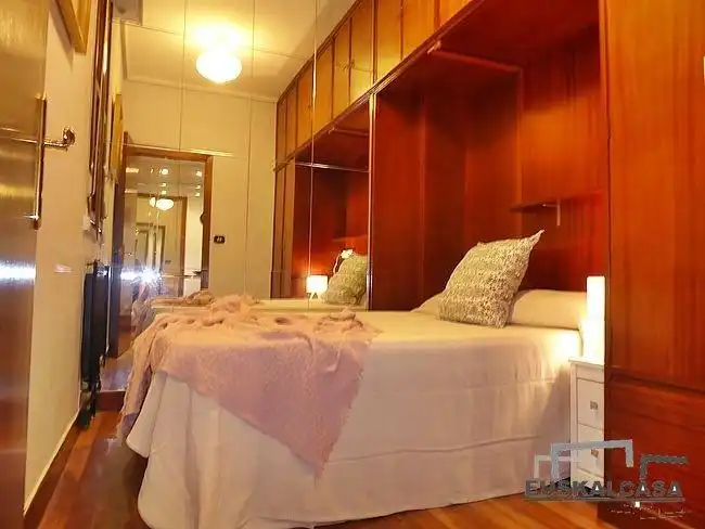 Habitación de Apartamento en venta en Bilbao  con Calefacción, Trastero y Balcón