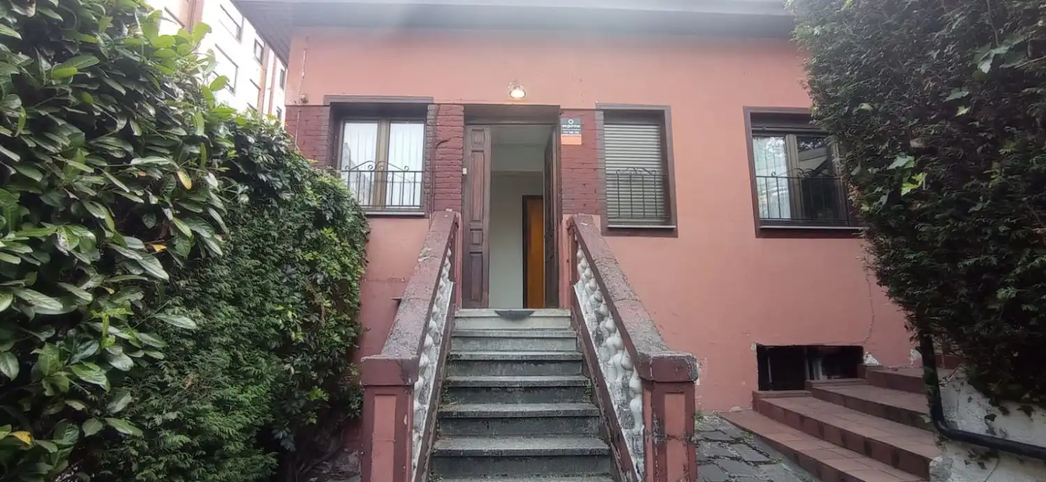 Vista exterior de Casa o xalet en venda en Oviedo  amb Calefacció i Parquet