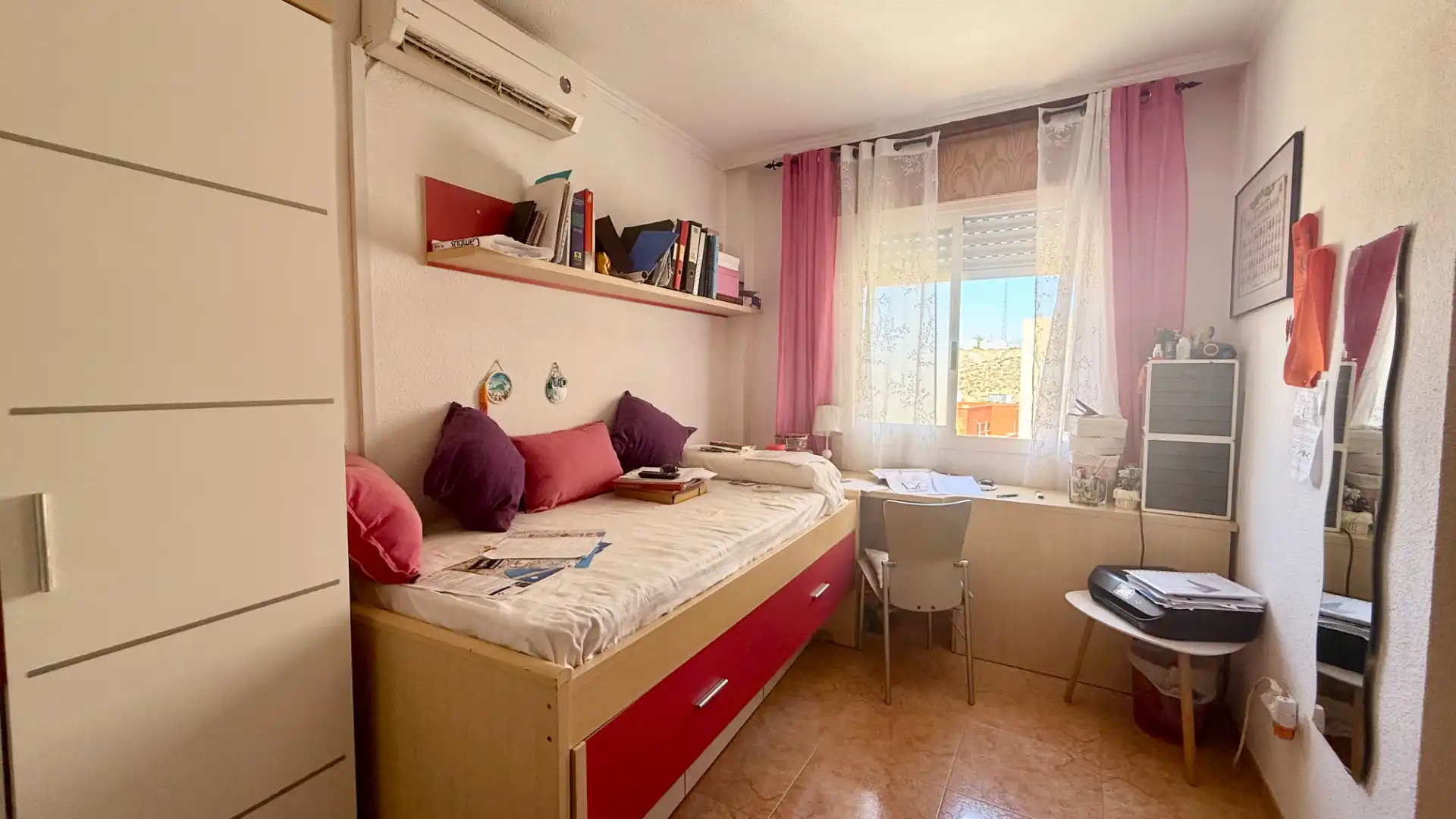 Dormitori de Àtic en venda en Almería amb Terrassa i Moblat