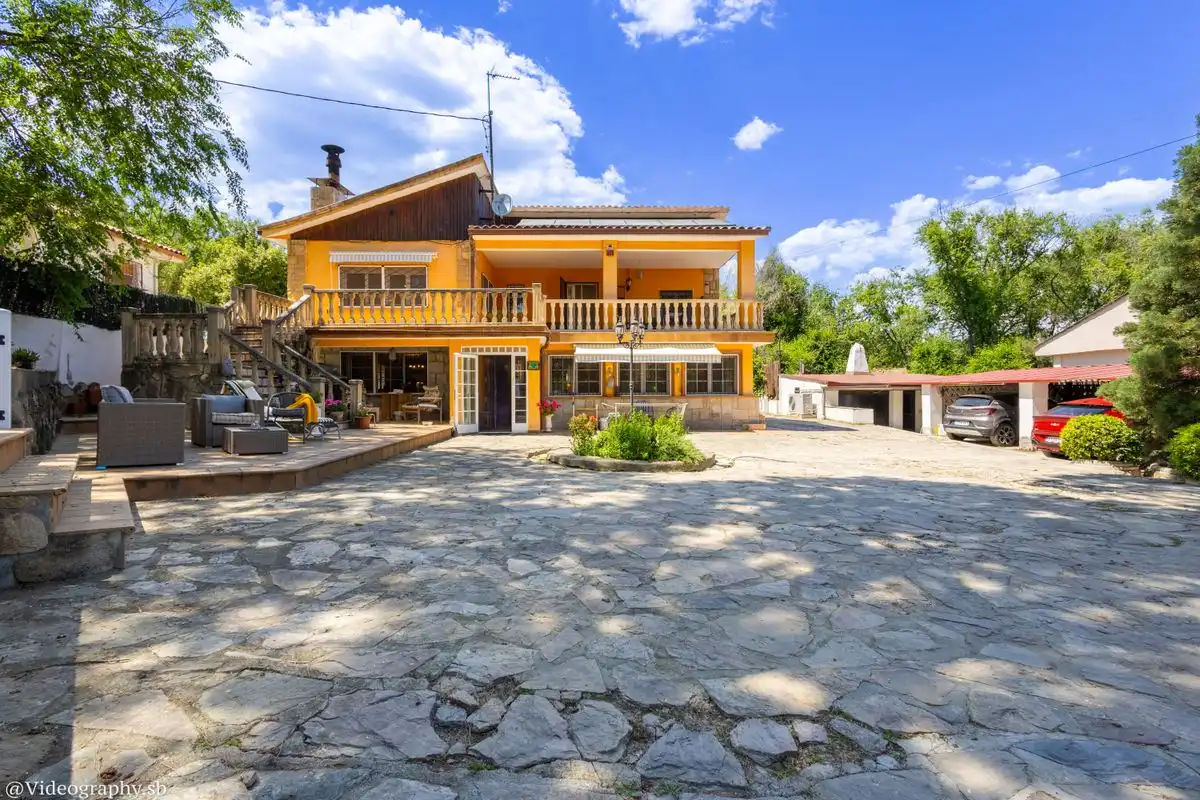 Vista exterior de Casa o xalet en venda en Guadarrama amb Calefacció, Jardí privat i Piscina
