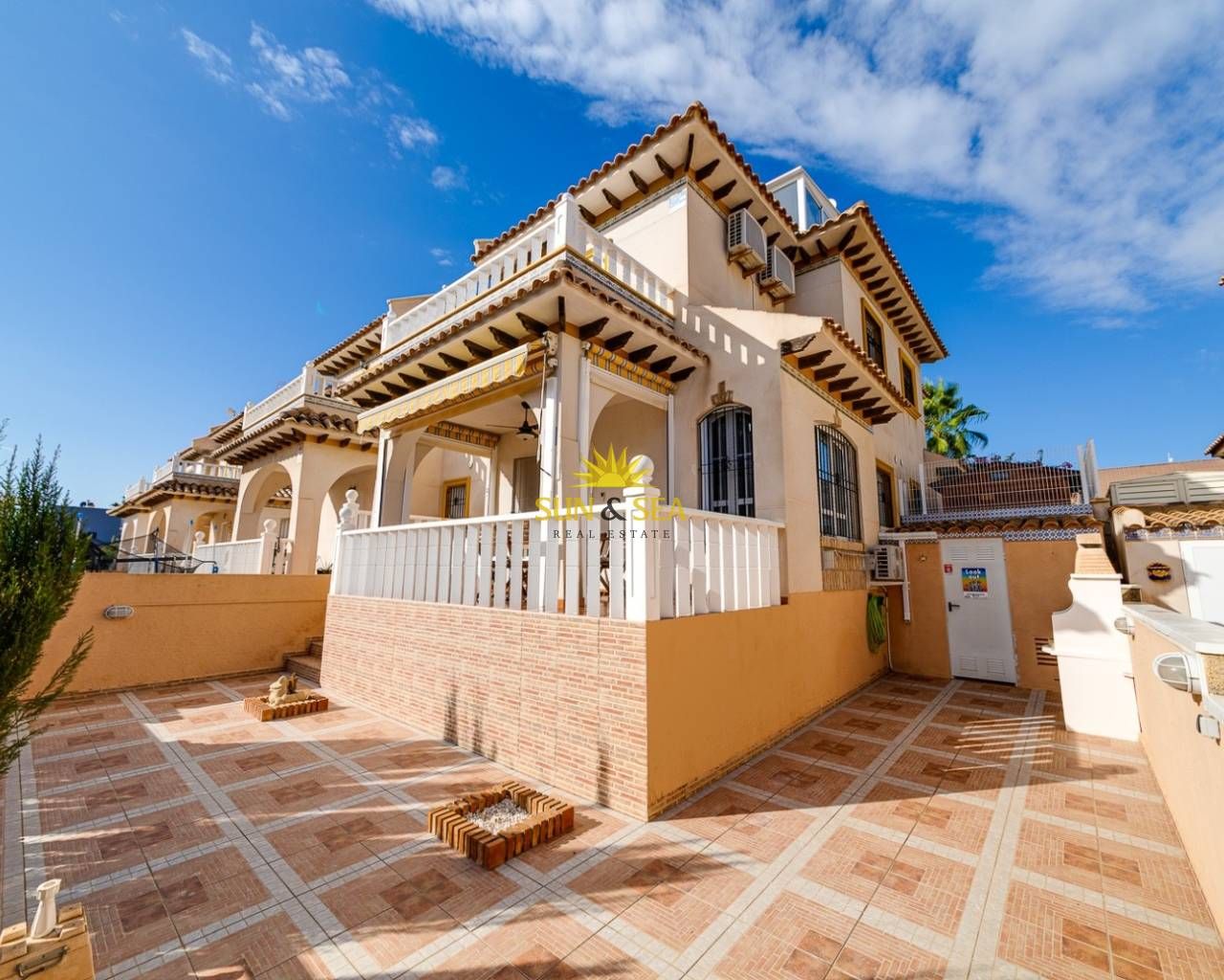 Vista exterior de Casa adosada de lloguer en Orihuela amb Aire condicionat, Calefacció i Jardí privat