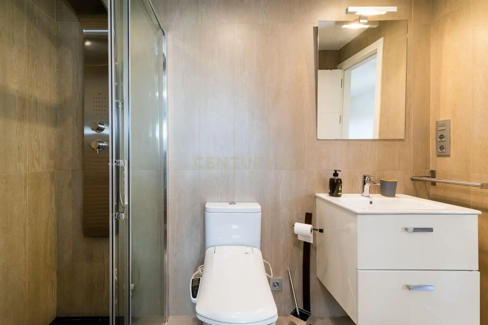 Bathroom of Flat for sale in Granada  with Air Conditioner, Private garden and Oven