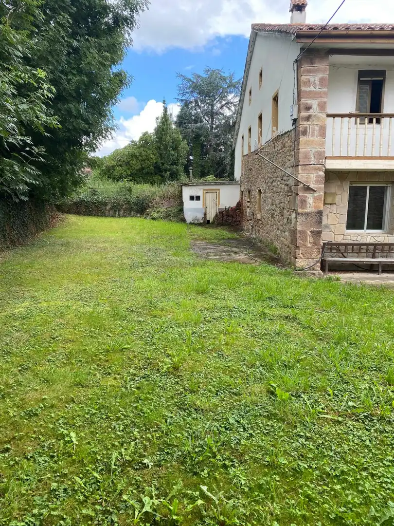 Einfamilien-Reihenhaus zum Verkauf in Santa María de Cayón mit Heizung, Privatgarten und Abstellraum