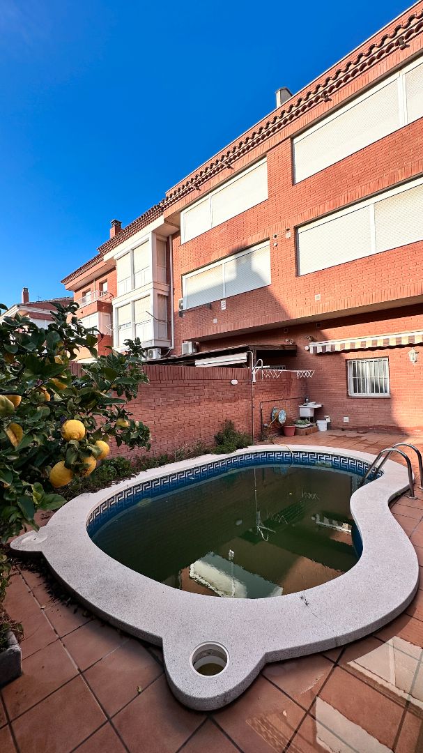 Piscina de Casa adosada en venda en Cambrils amb Aire condicionat, Calefacció i Jardí privat