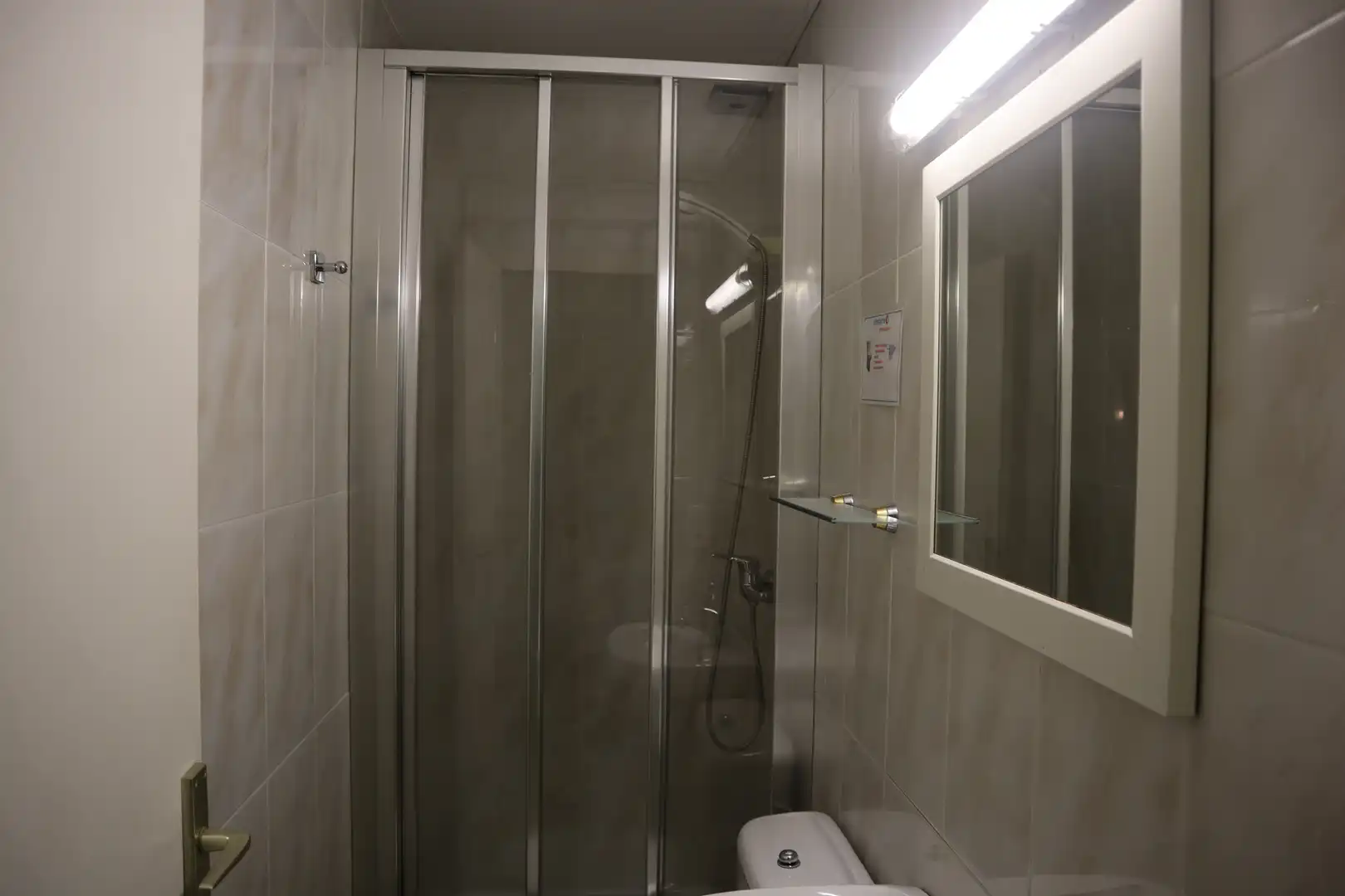 Badezimmer von Einfamilien-Reihenhaus zum Verkauf in Tossa de Mar mit Klimaanlage, Privatgarten und Terrasse