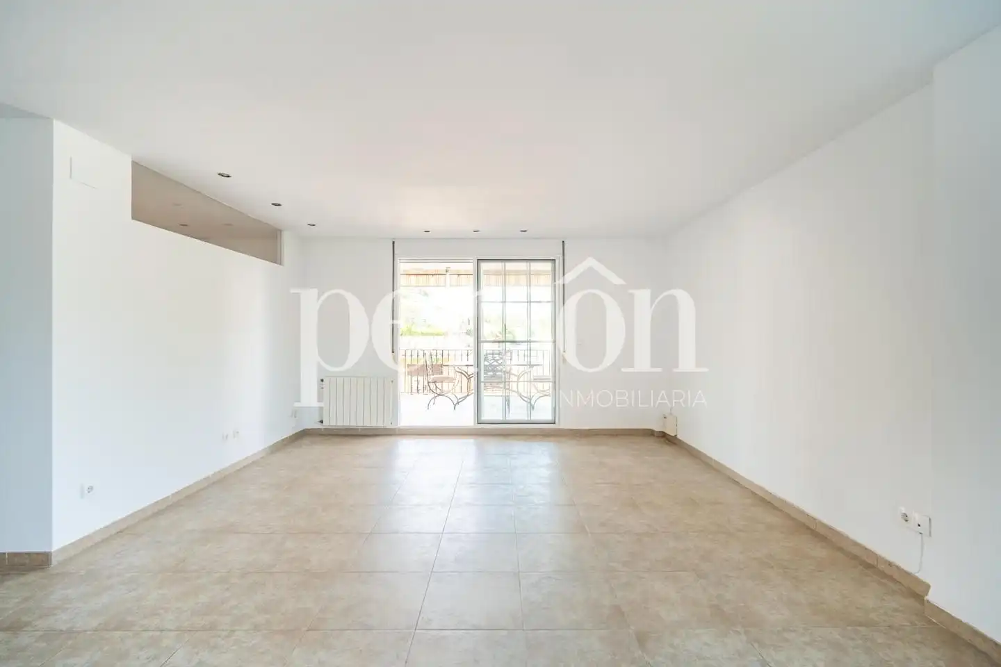 Sala d'estar de Casa o xalet en venda en La Pobla de Vallbona amb Aire condicionat, Calefacció i Jardí privat