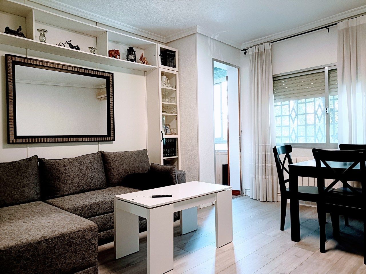 Living room of Flat to rent in  Madrid Capital  with Air Conditioner, Heating and Furnished