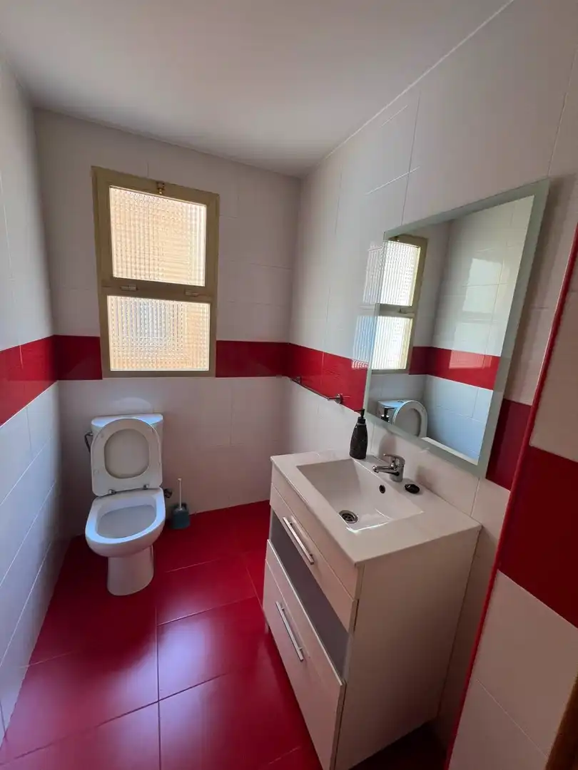 Bany de Apartament de lloguer en Almería amb Aire condicionat i Moblat