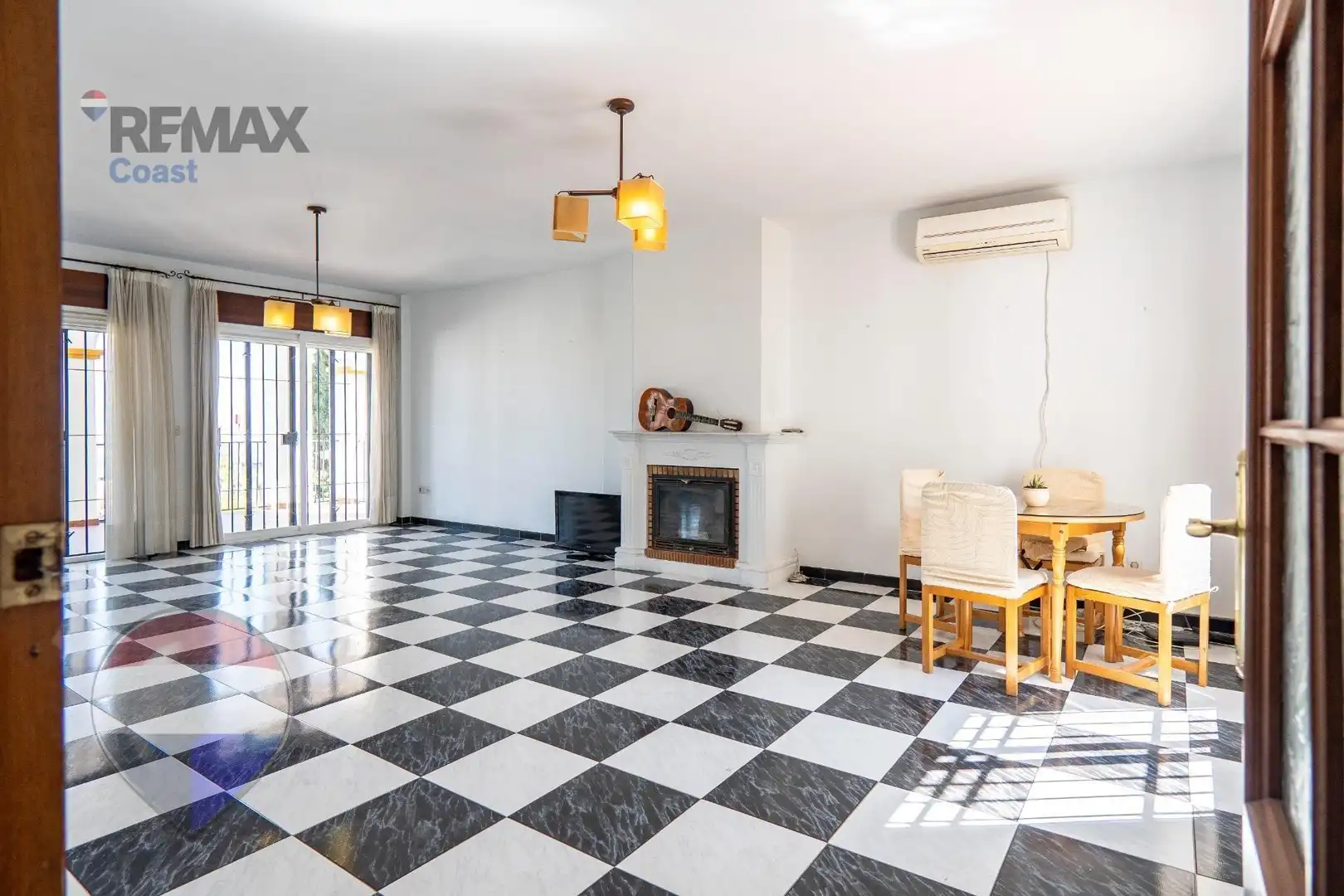 Vista exterior de Casa o xalet en venda en Alhaurín de la Torre amb Piscina comunitària