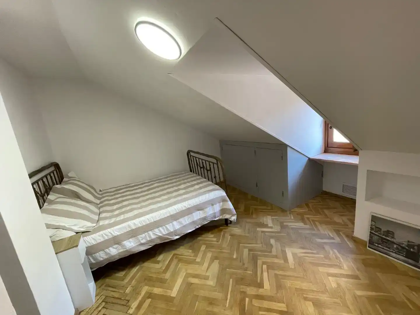 Schlafzimmer von Dachboden zur Miete in  Toledo Capital mit Klimaanlage