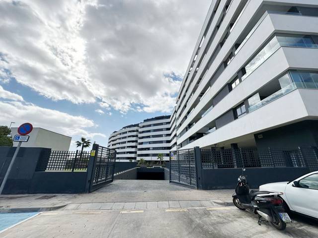 Garaje en Venta en Calle Cirilo salinas en El Atabal