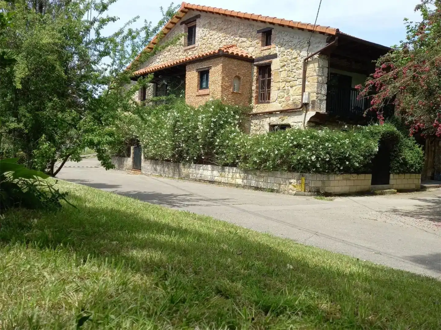 Vista exterior de Casa adosada en venda en Riotuerto amb Balcó