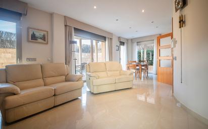 Sala d'estar de Casa o xalet en venda en Vilafranca del Penedès amb Aire condicionat, Calefacció i Jardí privat