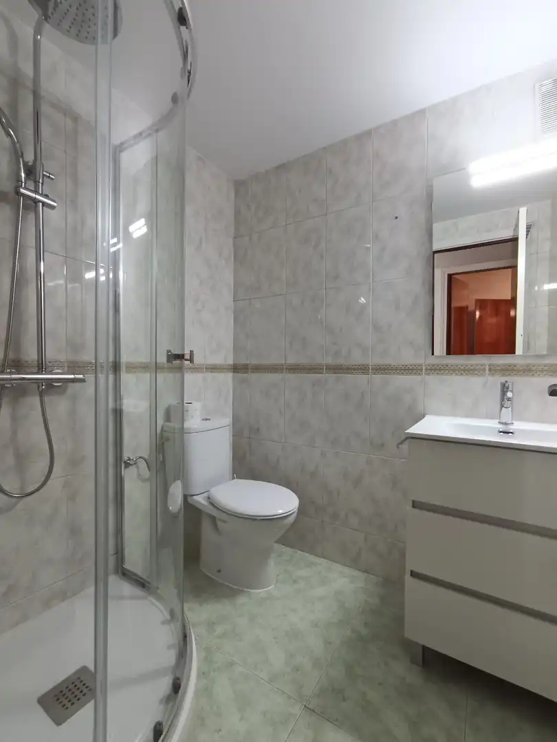 Baño de Piso para compartir en Madrid con Amueblado, Lavadora y Microondas
