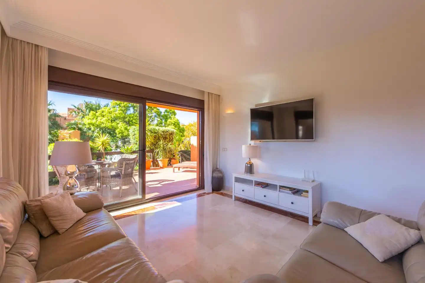 Sala d'estar de Apartament en venda en Estepona amb Aire condicionat, Calefacció i Terrassa