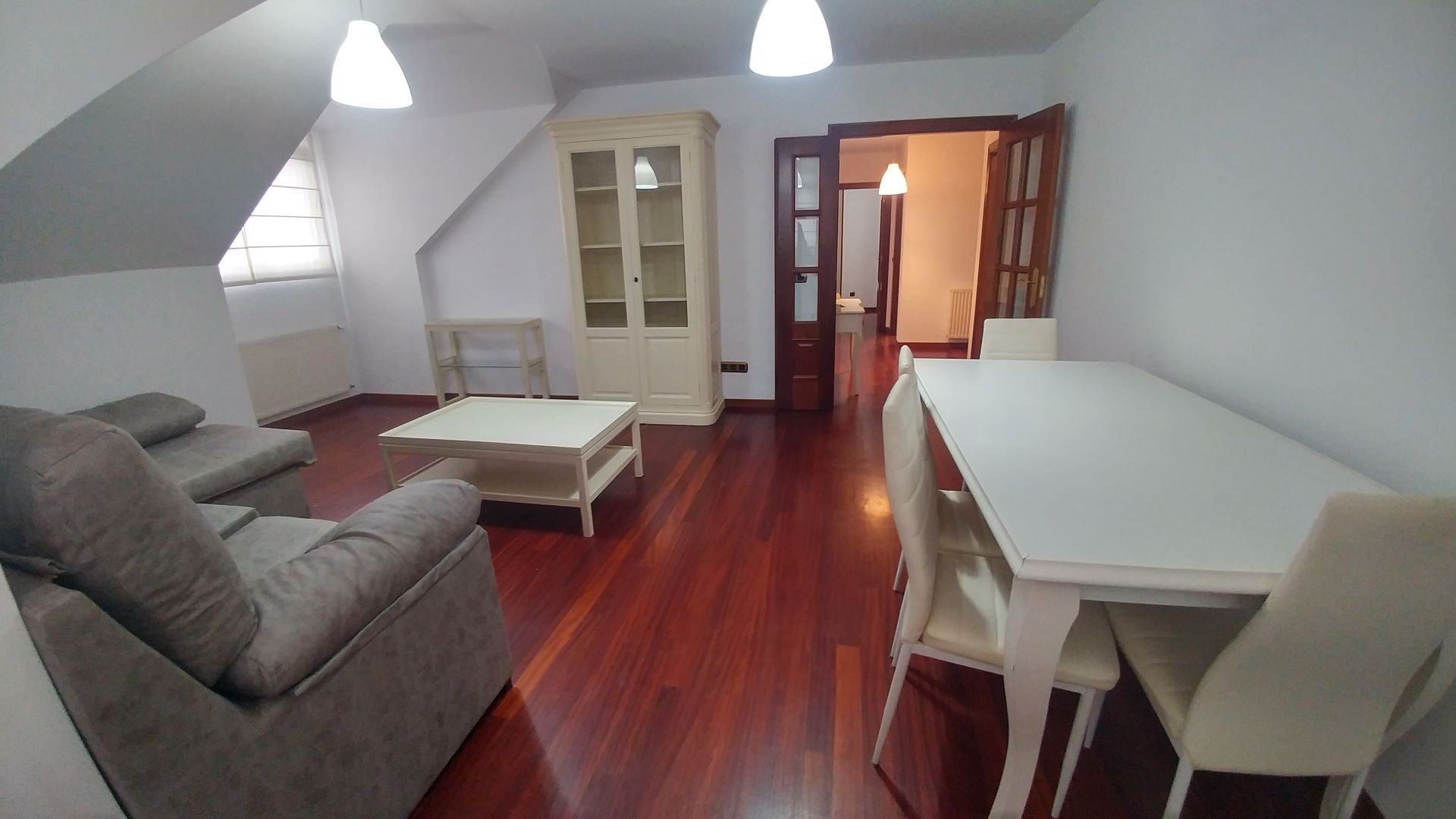 Àtic de lloguer a Rúa Magdalena, O Milladoiro