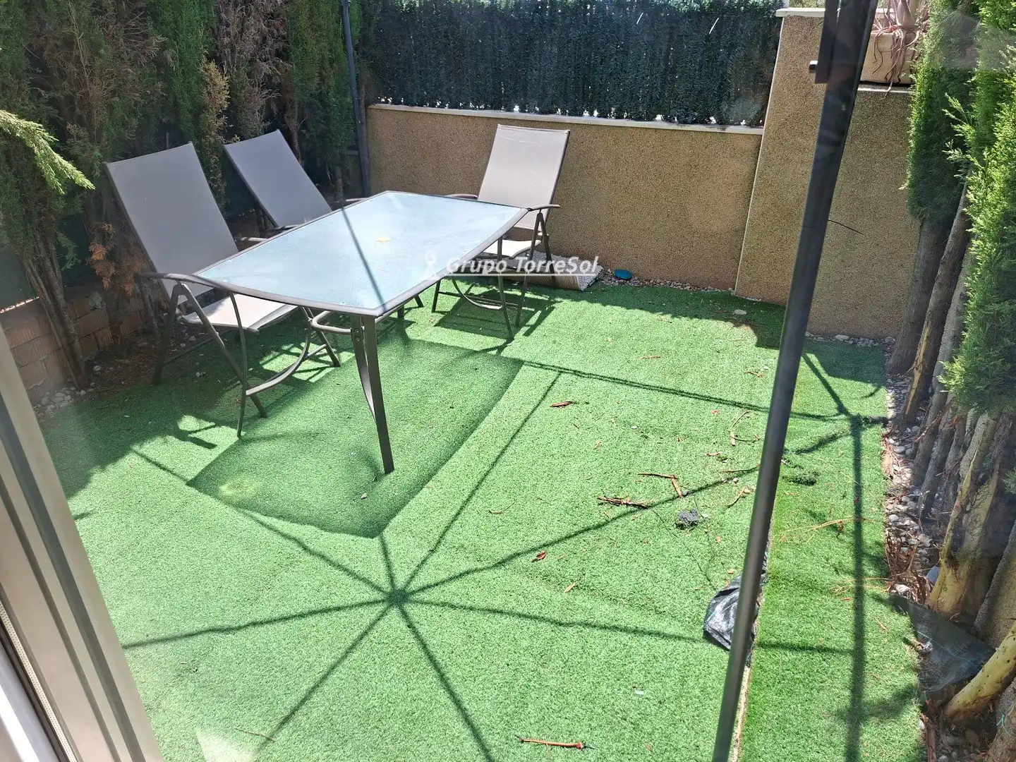 Terrasse von Einfamilien-Reihenhaus zum Verkauf in El Vendrell mit Privatgarten, Schwimmbad und Gemeinschaftspool