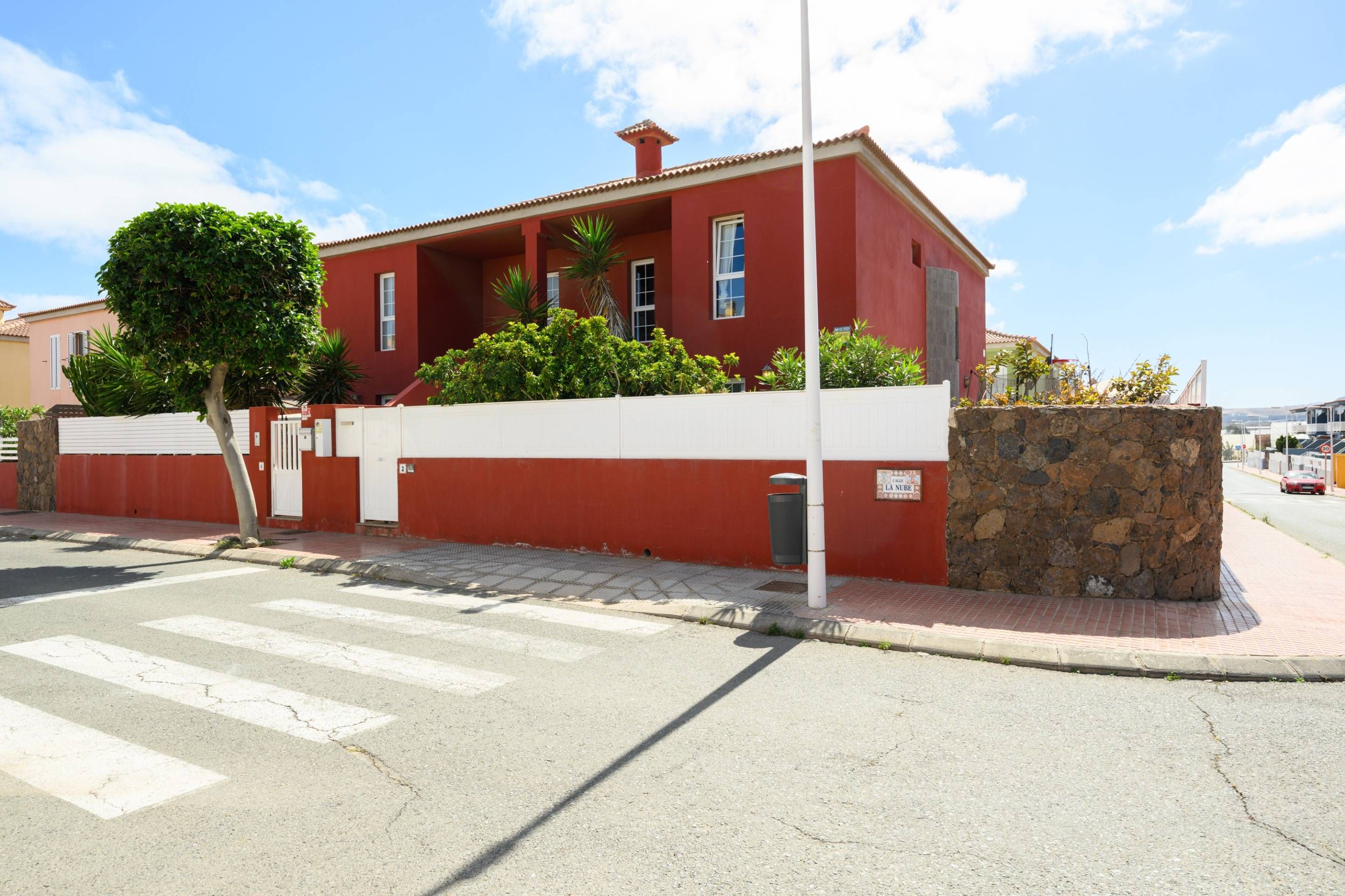 Vista exterior de Casa adosada en venda en Telde amb Jardí privat, Terrassa i Traster