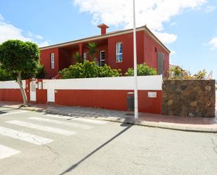 Vista exterior de Casa adosada en venda en Telde amb Jardí privat, Terrassa i Traster