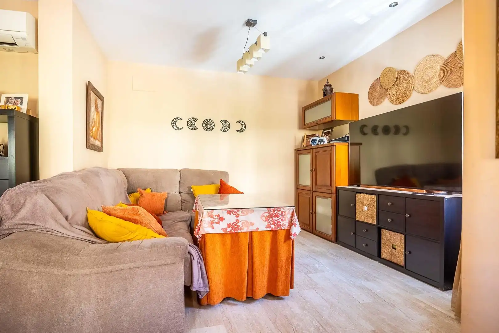 Wohnzimmer von Einfamilien-Reihenhaus zum Verkauf in Sevilla mit Klimaanlage und Abstellraum