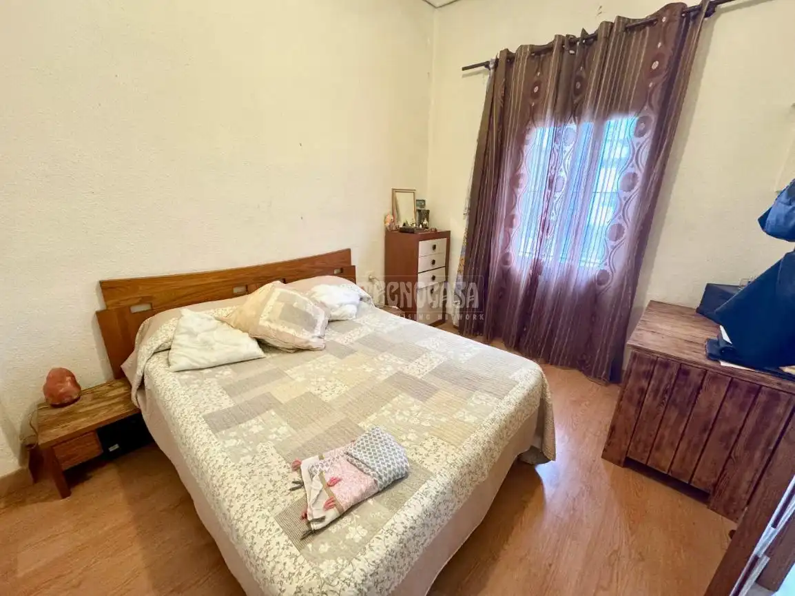 Schlafzimmer von Einfamilien-Reihenhaus zum Verkauf in Paterna mit Klimaanlage, Privatgarten und Abstellraum