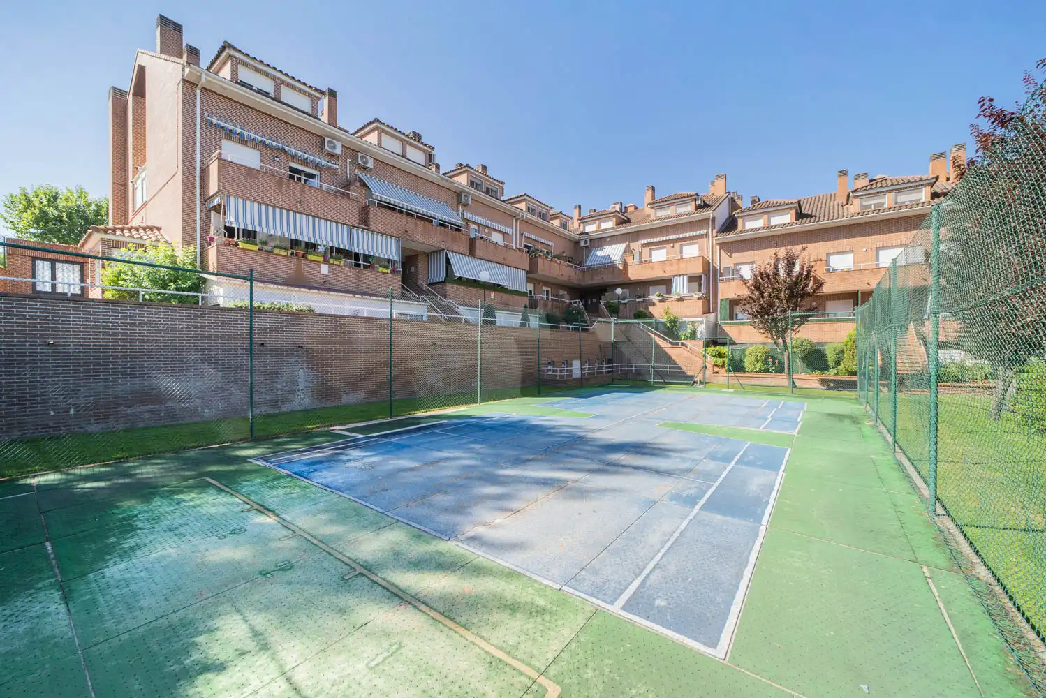 Außenansicht von Wohnung zum Verkauf in Sevilla la Nueva mit Klimaanlage, Heizung und Gemeinschaftspool