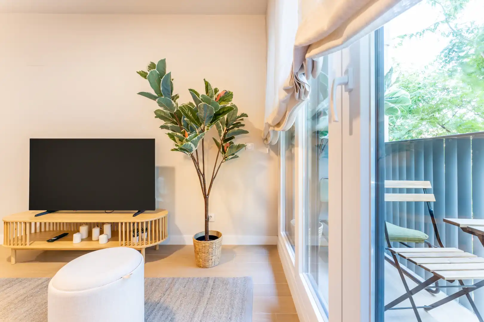 Living room of Flat for sale in Sevilla  with Air Conditioner, Heating and Storage room