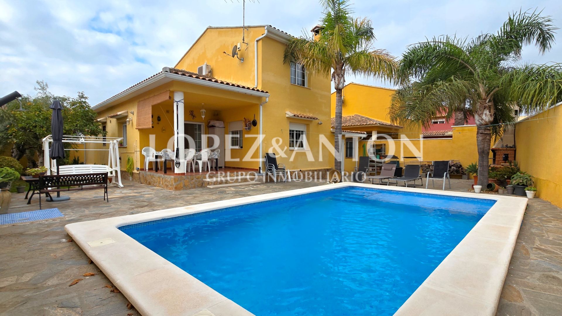 Exterior view of House or chalet for sale in La Pobla de Vallbona  with Air Conditioner, Heating and Private garden