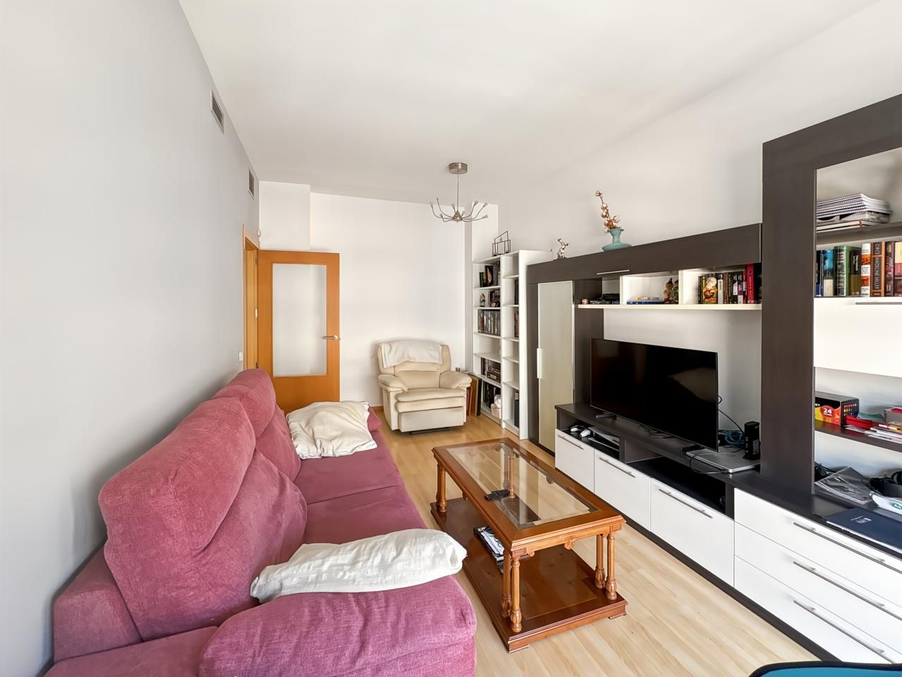 Living room of Flat for sale in  Madrid Capital  with Air Conditioner, Heating and Storage room
