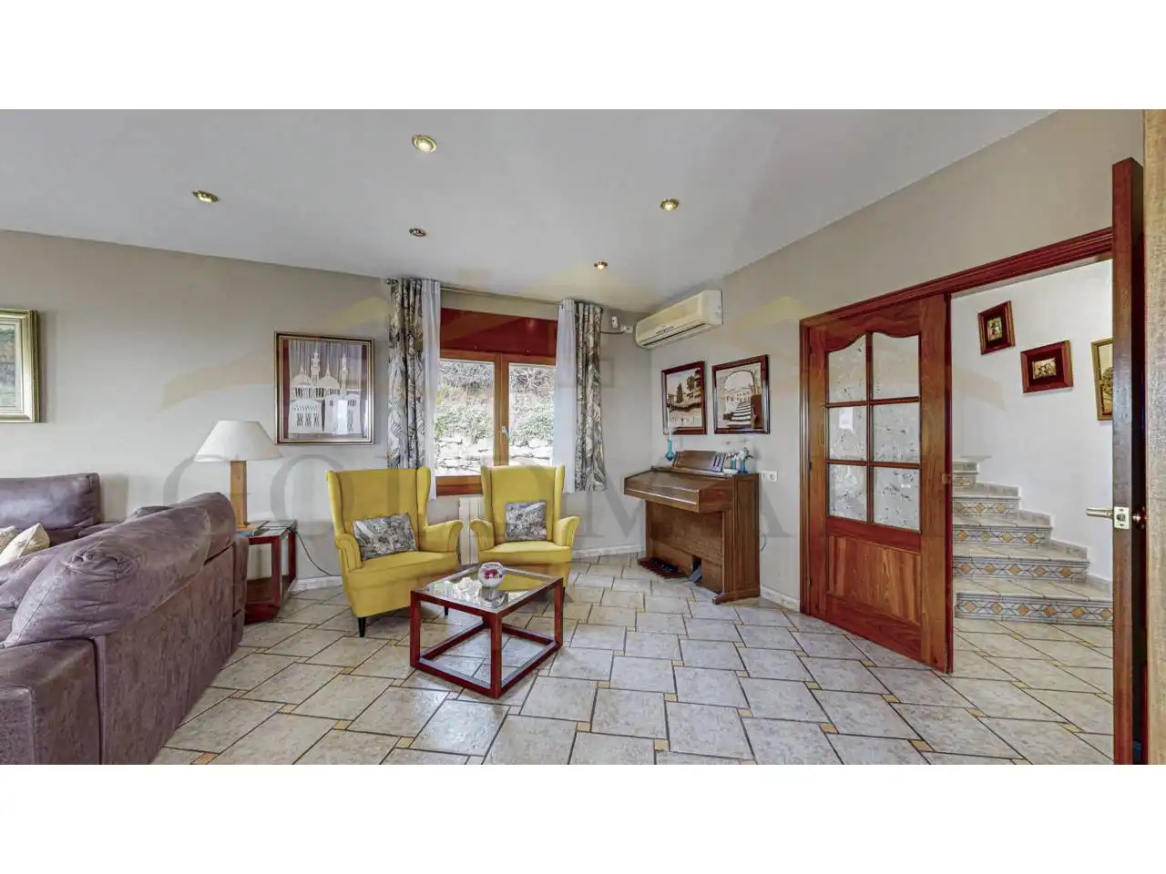 Sala d'estar de Casa o xalet en venda en Corbera de Llobregat amb Aire condicionat, Calefacció i Jardí privat