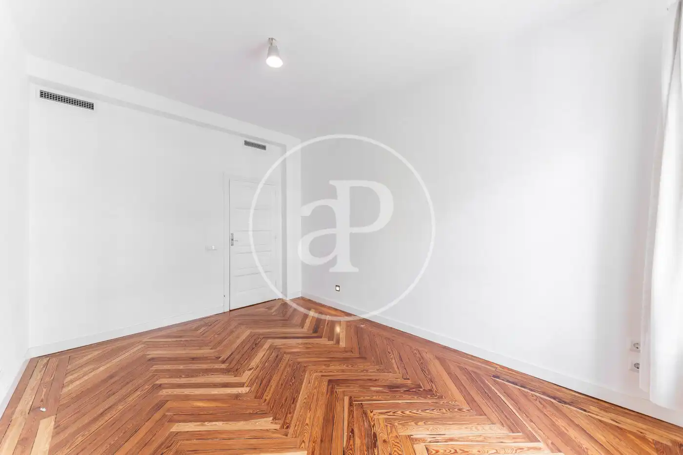 Flat for rent in Madrid  with Air Conditioner and Heating