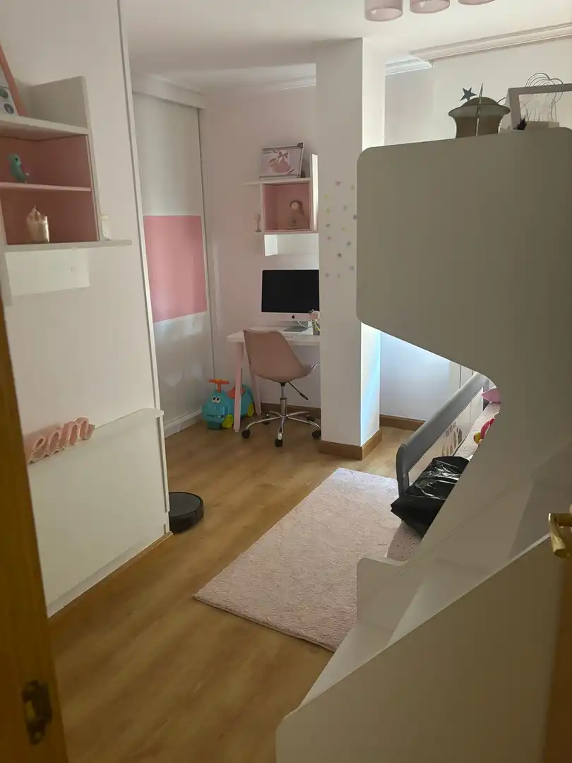 Schlafzimmer von Dachboden zum Verkauf in Castellanos de Moriscos mit Heizung und Möbliert
