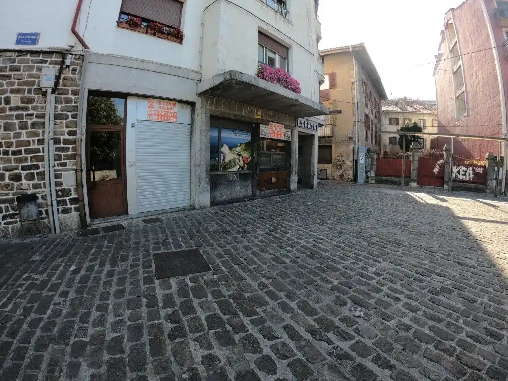 Vista exterior de Local en venta en Deba
