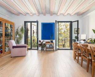 Sala d'estar de Apartament en venda en  Barcelona Capital amb Calefacció, Parquet i Balcó