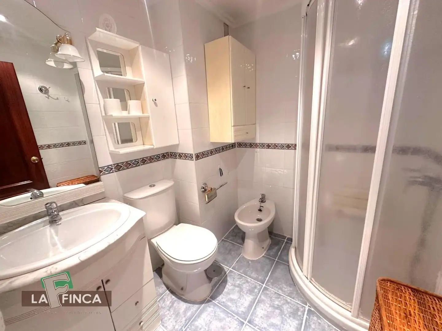 Baño de Piso en venta en Oviedo  con Calefacción, Parquet y Amueblado