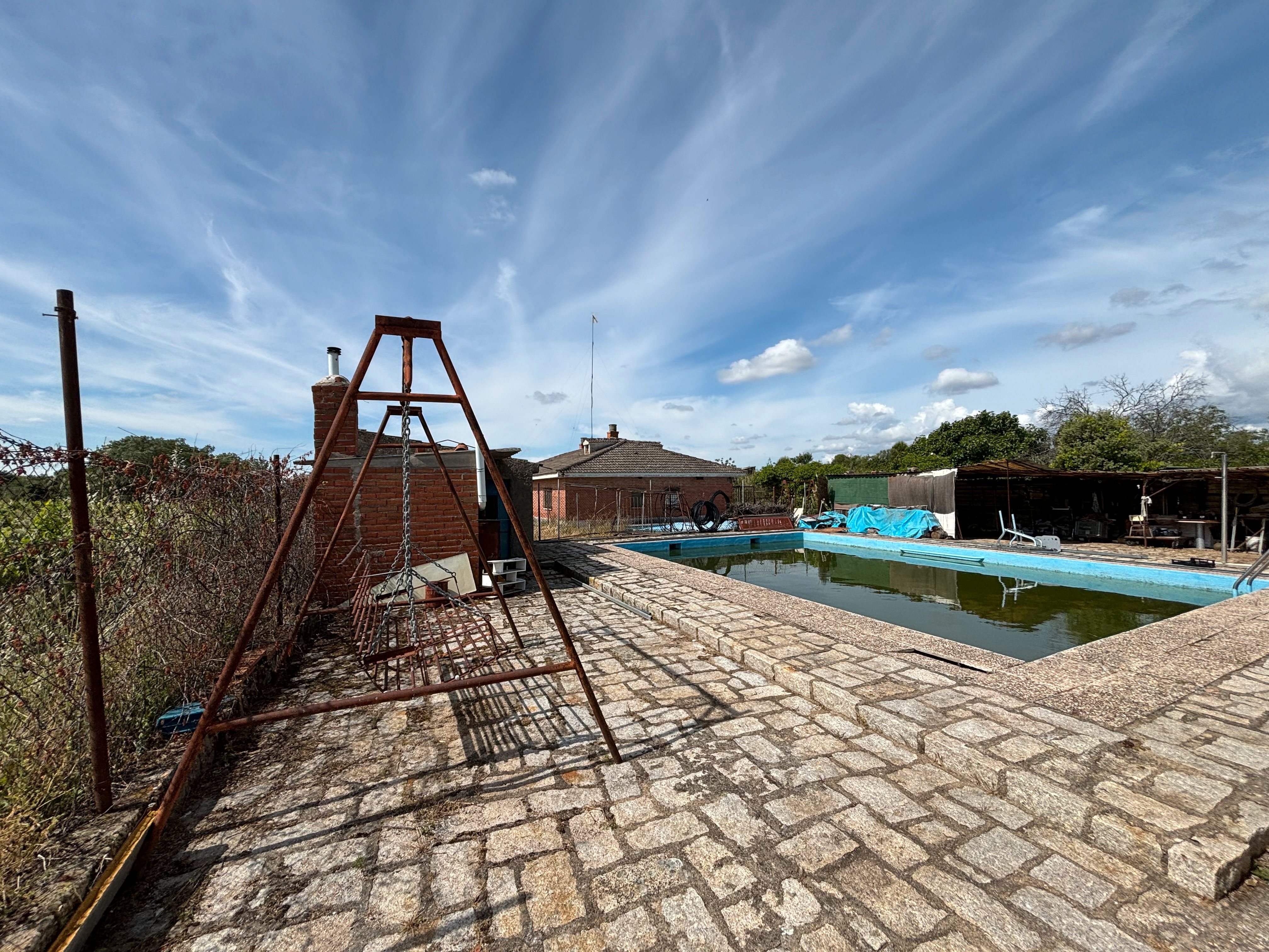 Schwimmbecken von Country house zum verkauf in Villa del Prado mit Klimaanlage, Heizung und Möbliert