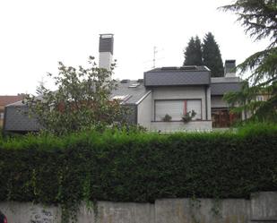 Jardí de Casa o xalet en venda en Oviedo  amb Calefacció, Terrassa i Traster