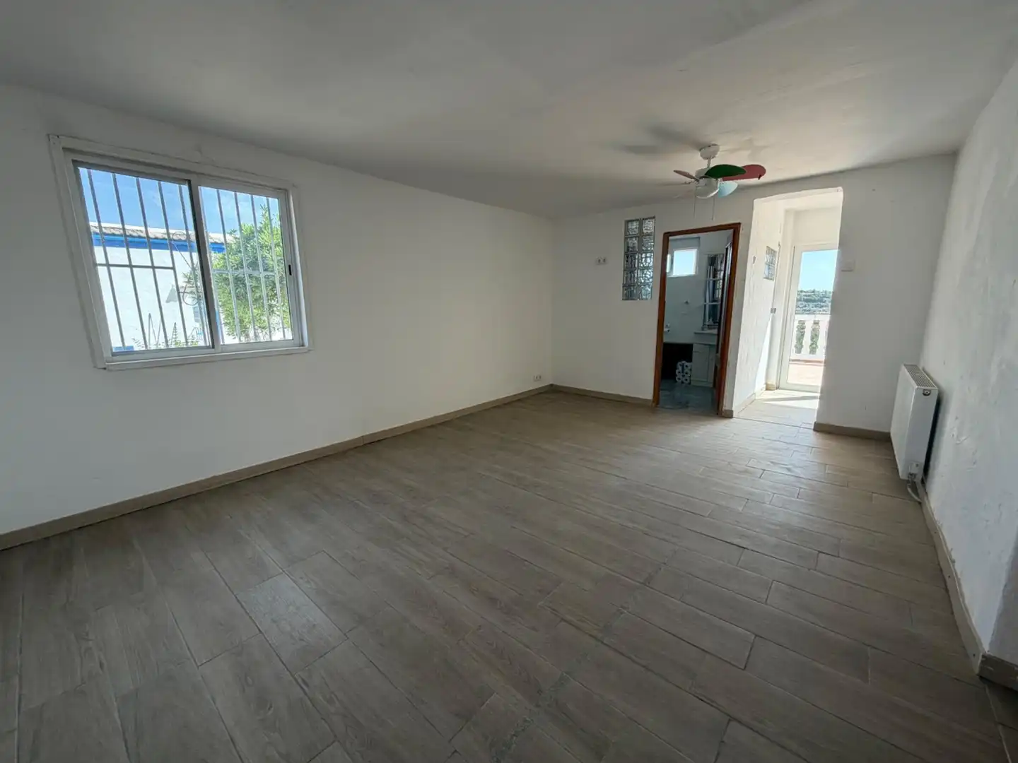Sala d'estar de Casa o xalet en venda en Villar del Arzobispo amb Aire condicionat, Jardí privat i Terrassa