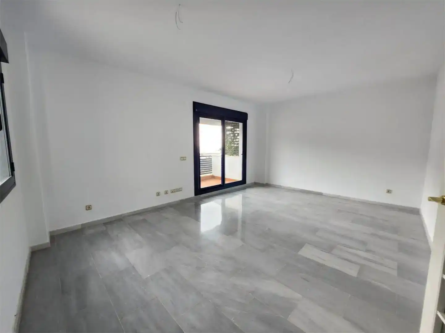 Wohnzimmer von Wohnung zur Miete in Estepona mit Klimaanlage, Abstellraum und Schwimmbad