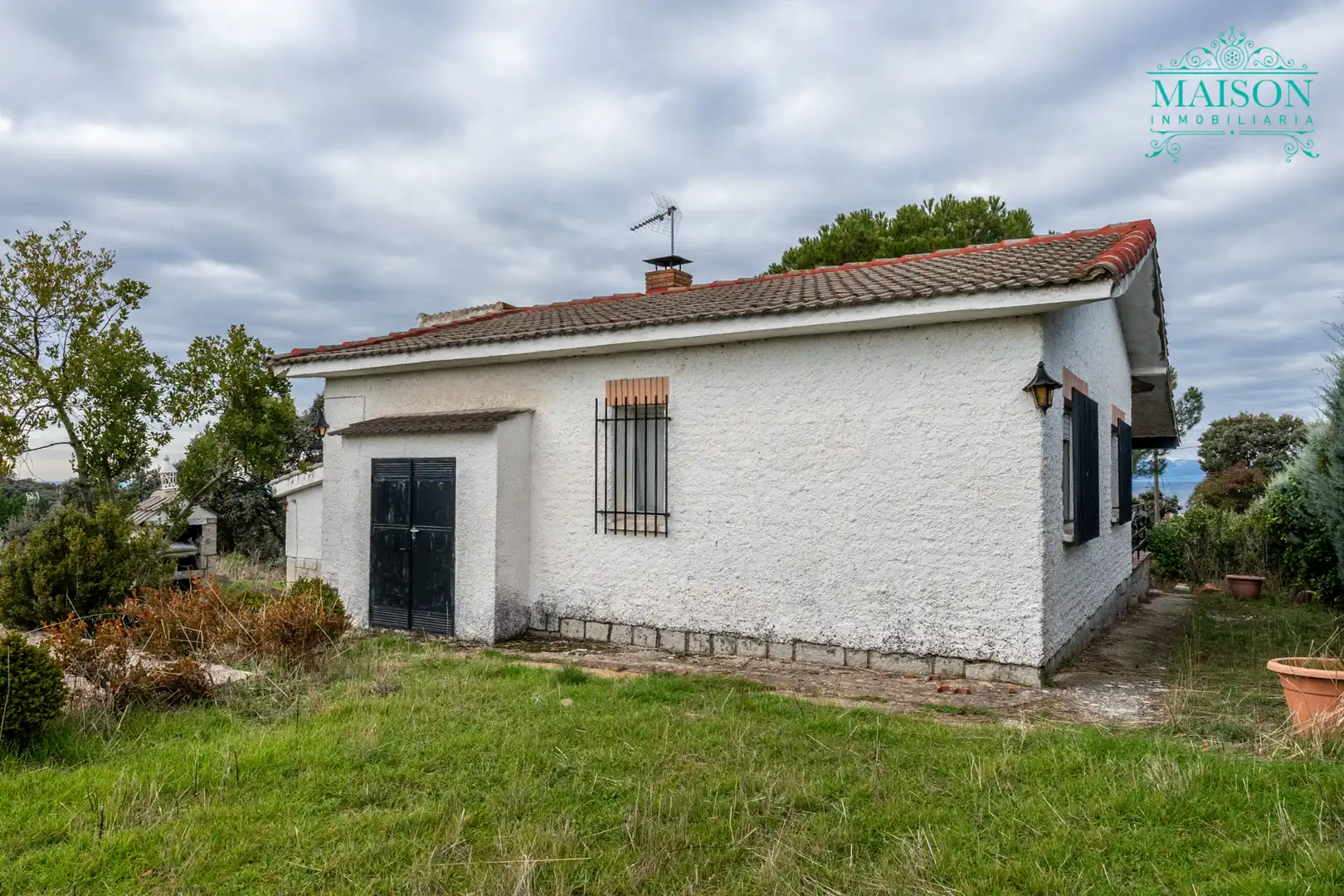 Vista exterior de Casa o xalet en venda en El Casar amb Calefacció, Jardí privat i Piscina