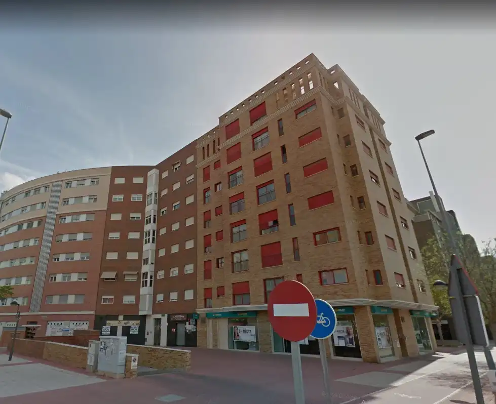 Parkplatz mit Aufzug zur Miete in Avenida Juan Carlos I 84